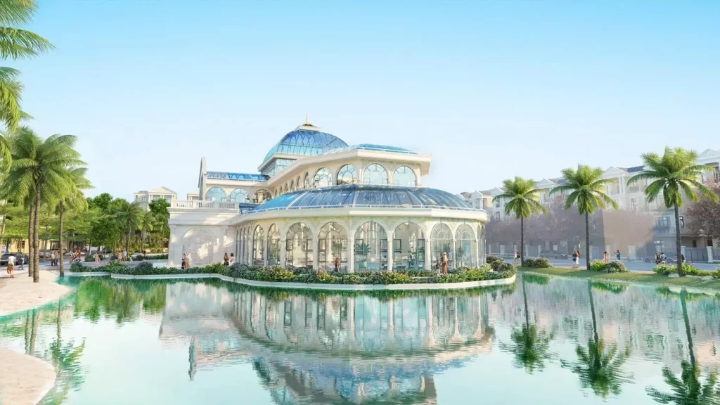 Bể bơi mái kính pha lê tại Phân khu Hoàng Gia