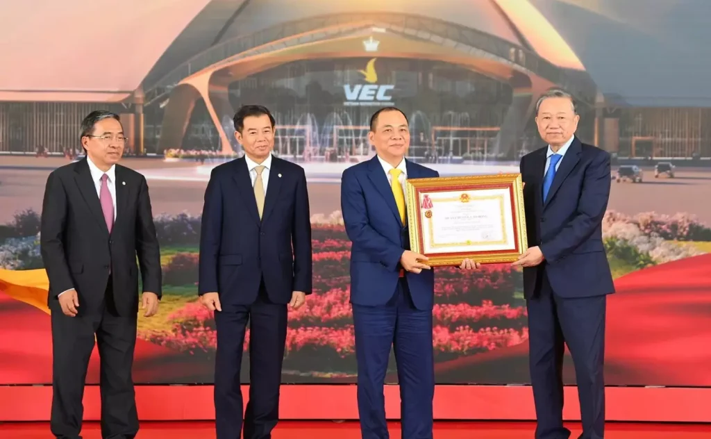 Lễ trao giải thưởng cho chủ đầu tư Vinhomes Vũ Yên - Công ty Cổ phần Vinhomes