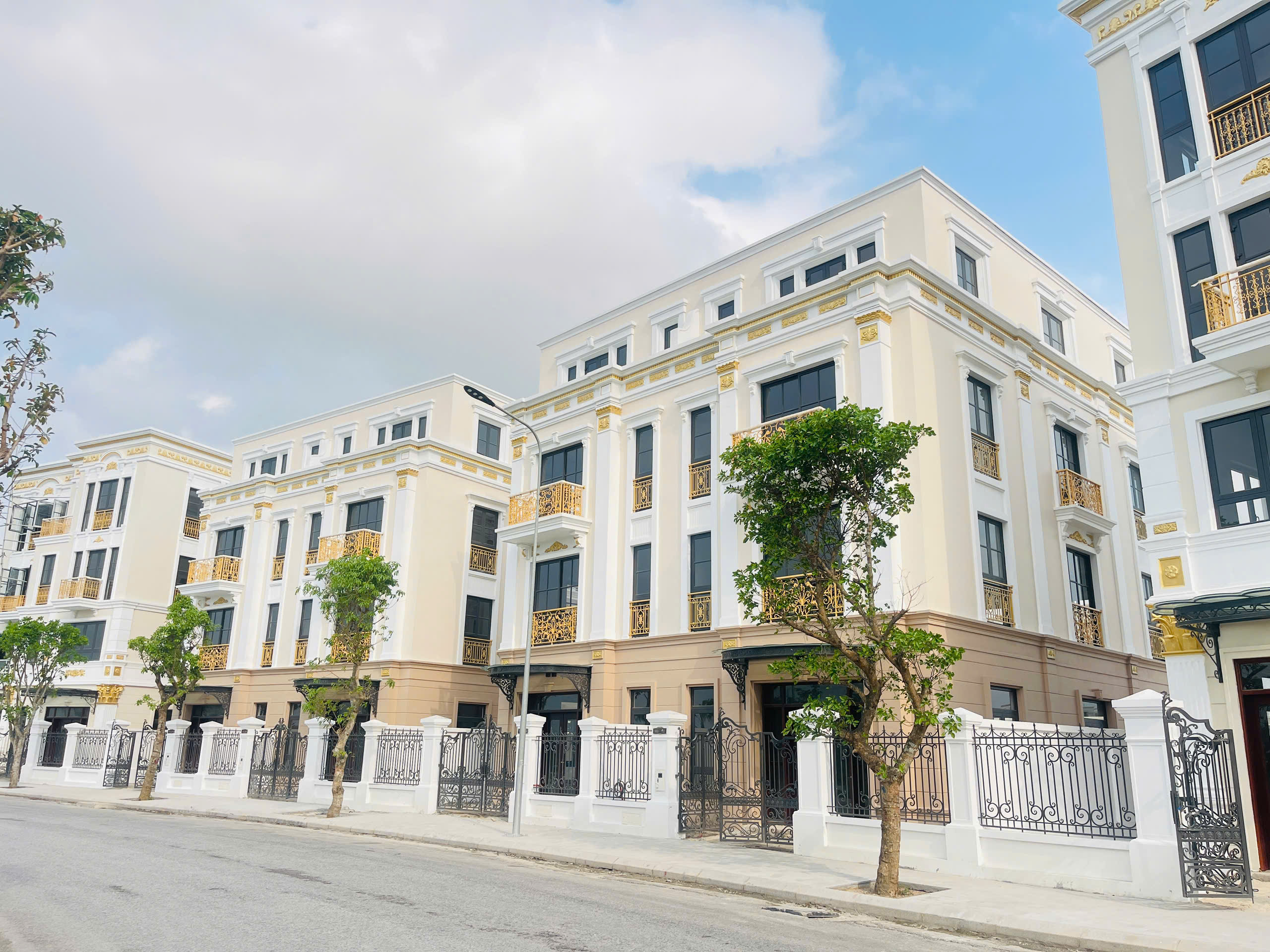 Biệt thự dát vàng 18k vinhomes vũ yên